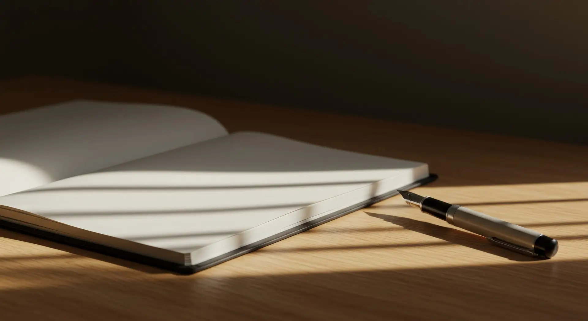 Un carnet sur un bureau en bois avec un couché de soleil.