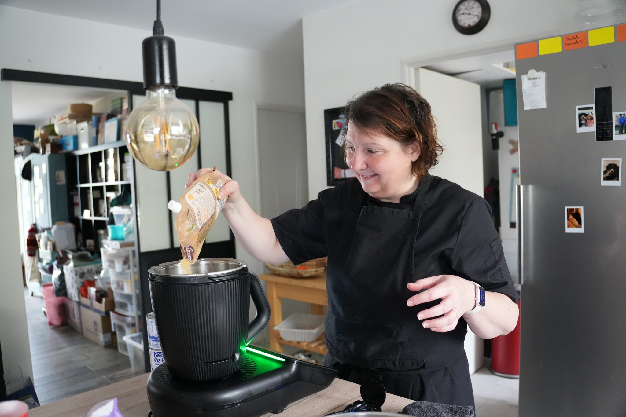Photo de Karine, dirigeante de Cop'Ckas entrain de pâtisser